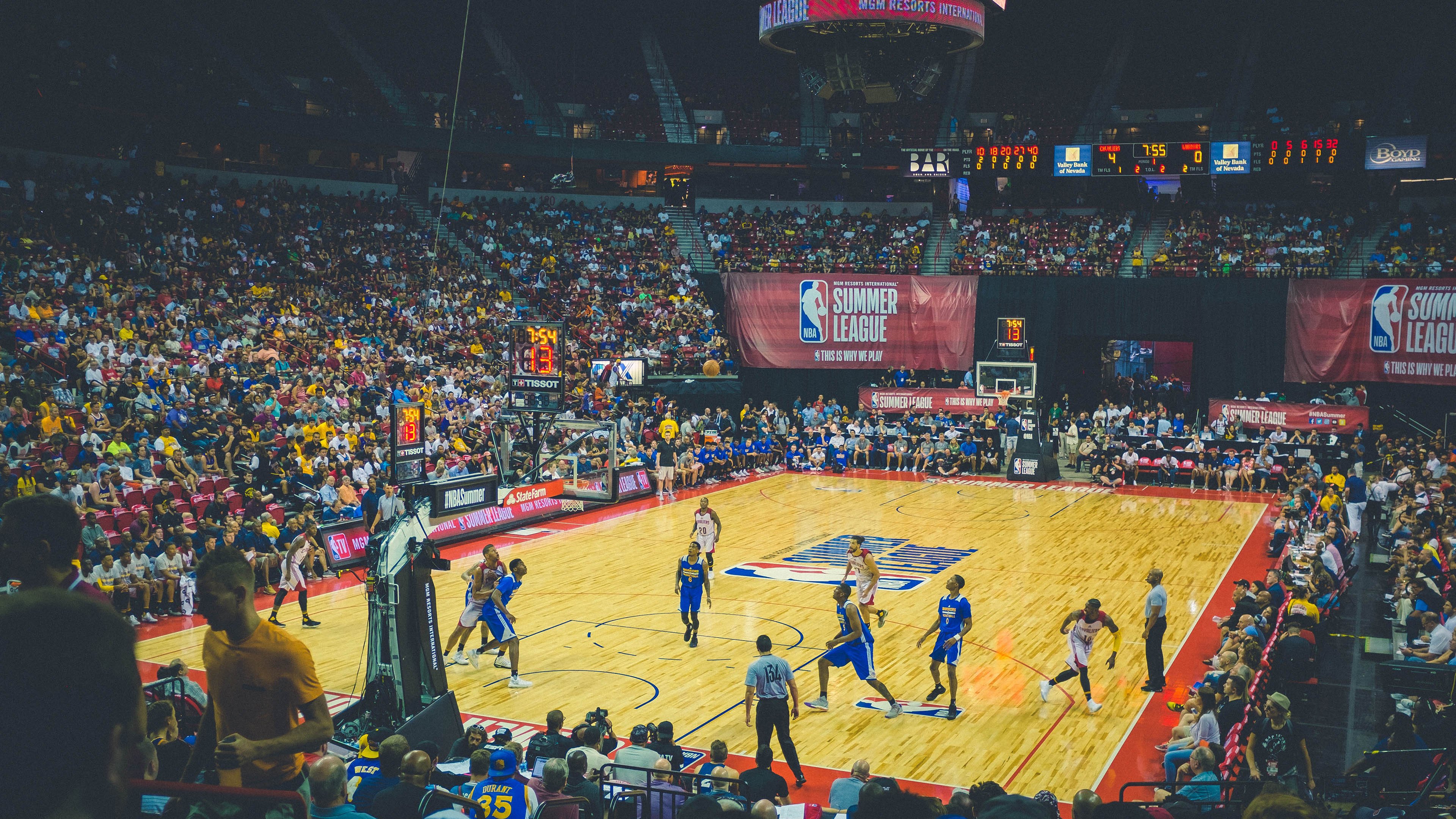 浓眉关键时刻显神威，快船险胜篮网夺关键胜利